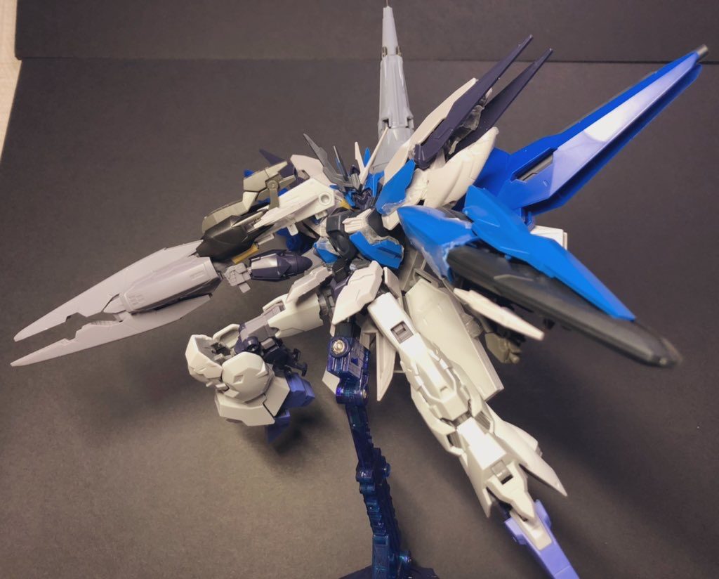 全体的なプロポーションは割と早くまとまったのですが、塗装や細かい接続加工などに苦労しました。アイディアに技術がほぼ追いついていませんでした……