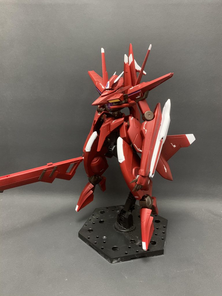 正面から。設定画のアルケーが好みだったので、腕を1cm二の腕を2mm延長して設定画に近いプロポーションにしました。胴体は延長と可動域を広げるために新しい関節を仕込み、プラ板で蓋をする形で覆っています。