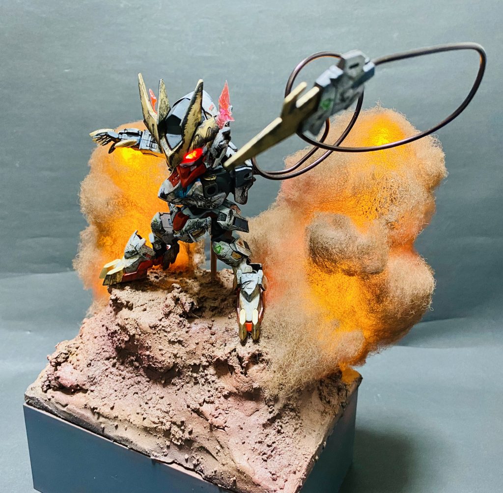 SDクロスシルエット◇鉄血のオルフェンズ◇ASW-G-08 ガンダムバルバトスルプスレクス 劇中戦闘仕様◇改修ウェザリング塗装済み完成品オリジナルLED電飾ベースセット–2枚目/制作者：H4co Y