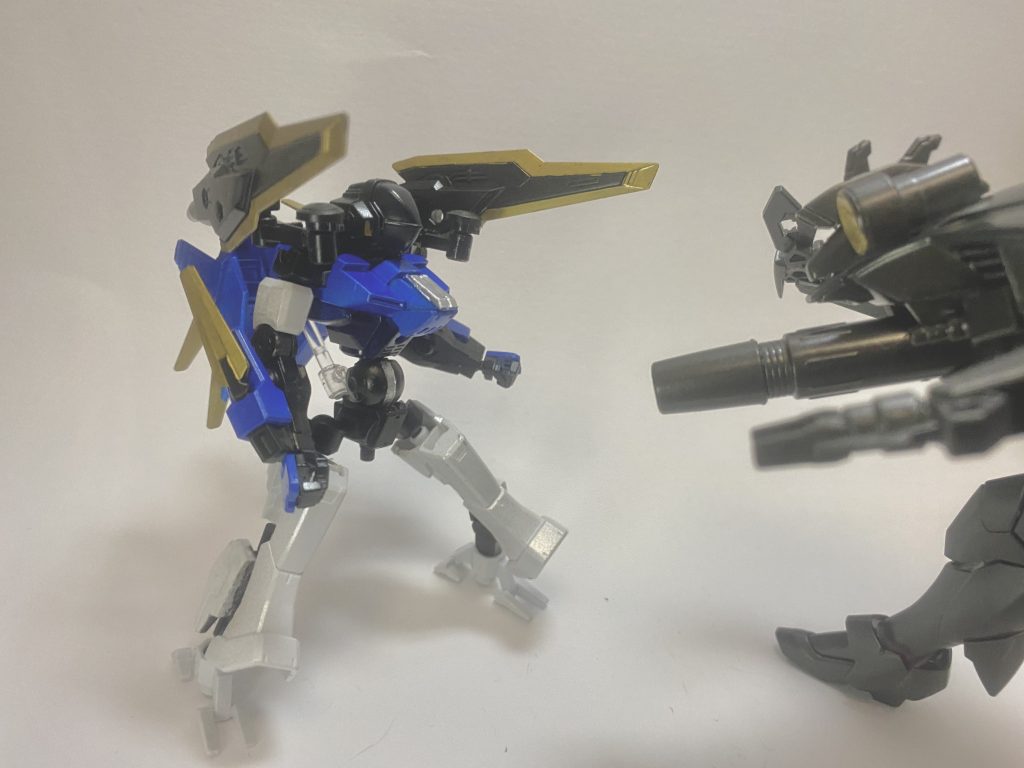 アクションはこんな感じ。肩のバインダーはキャノンのようにも。