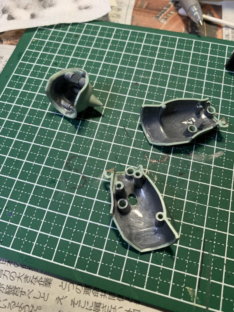 写真ではあまり目立ちませんでしたが、肩パットや脚の裏側はシルバーに塗ってメカ感を出しています。