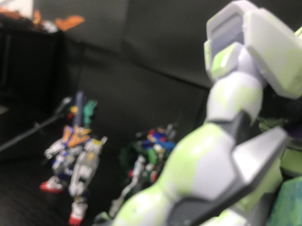 ウーアオー「誰だ!」???「貴様を生かしてはおかないんでね」ディジェ「誰だよ!」???「貴様も生かしておけないな…」デュナメス「誰なんだよ!」???「貴様達はどこにも行く必要はない君たちが追っているものは自分から歩んでくる」デュナメス「なんでですか」???「しらん、ただ来る、」ストカス「だ、誰?」???「まあ一種のガンファンなら見た目だけで分かるだろうね」ウーアオー「はぁ?僕たちはわかんないんだよ!てか メタイこと言うなよ!こっちは我慢してんだ!てか、な★ま★え!」???「おっと、失礼…俺は、僕は、わしは大妖精ラファエル、隣の森の妖精、まあその森でグッドジェネラルのリーダーを務めている」ウーアオー「自己紹介までが長いんだよ!」