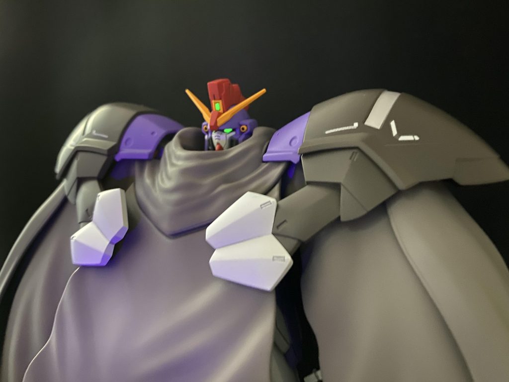 ブラックライトで目が光ります。