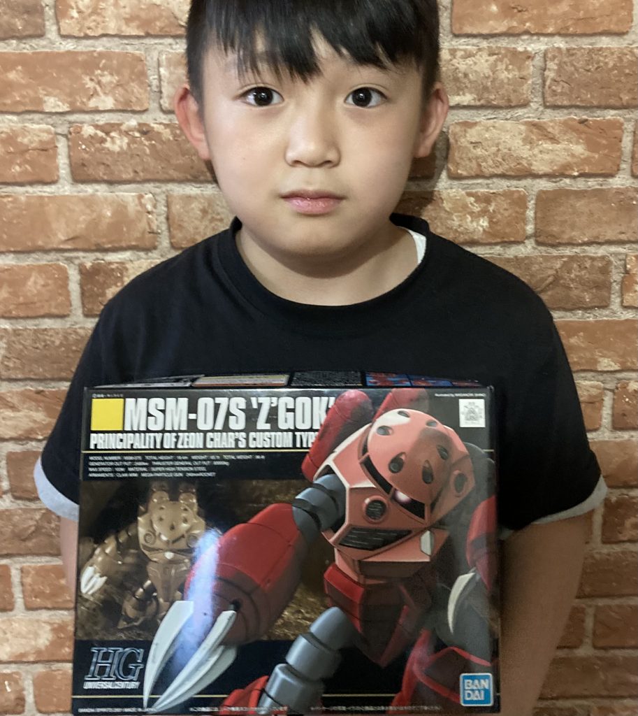 実はシャア専用をヨドバシで購入。RGシャア専用を制作済なんで量産型カラーリングにしました。