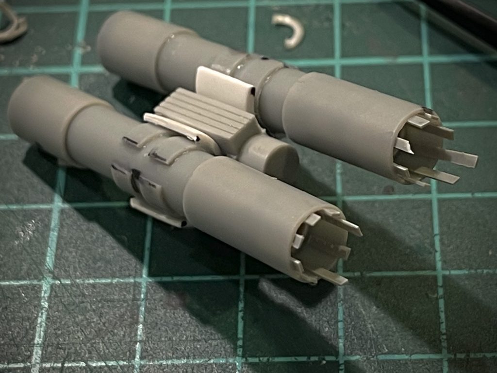 ロケット砲①フクラハギは飛行ユニットの一部で、スペース的にもメンテナンス性からもロケット砲は内蔵するより外付けの方が良いと考えプラパーツで