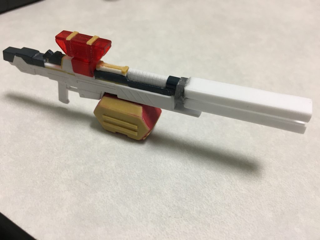 こだわりのビームライフル。νガンダムのライフルをベースに、砲身はプラ板加工、センサーにはアクションベースのジョイントパーツを使用してます。エネルギーパックはオーガジンクス余剰パーツのジンクスの脇パーツ×2を接着し、プラ板で穴を塞ぎ成形しました。ライフルに3mm軸で繋げていて、ENパックも着脱可能です。