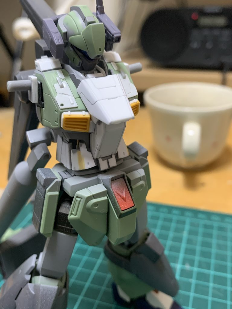 地味ですが腰部分に可動シリンダー入ってます