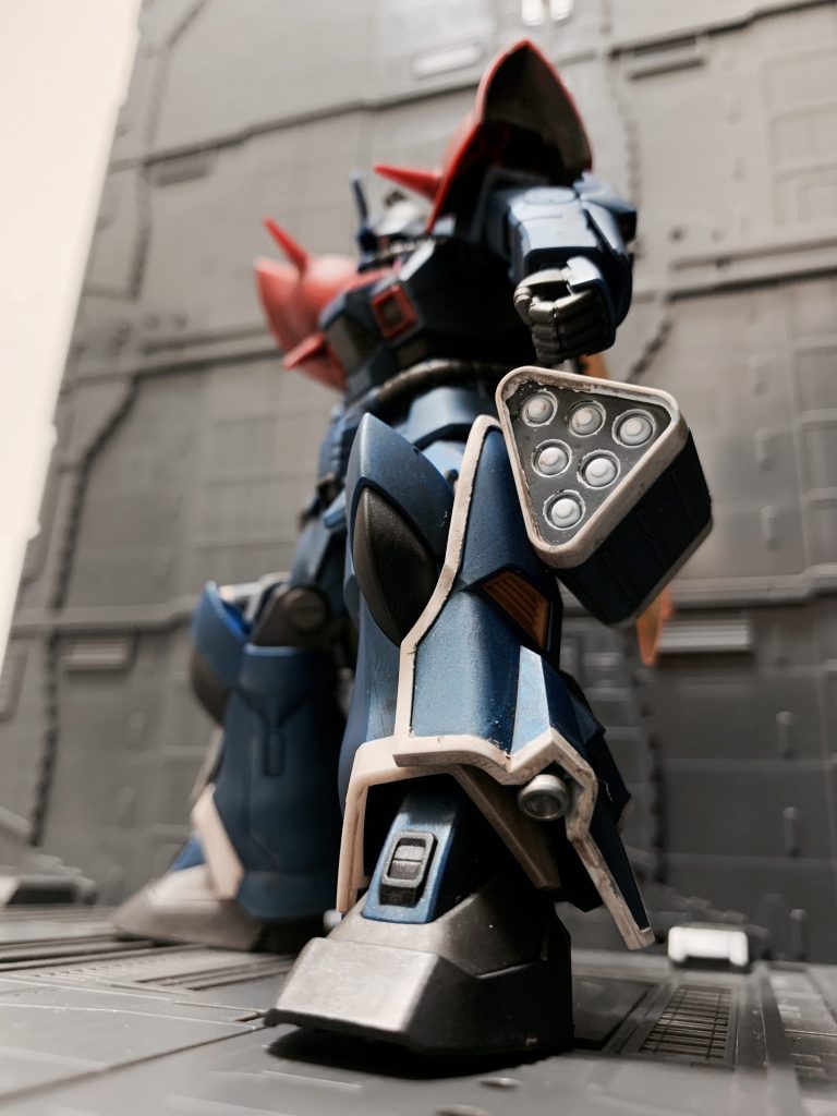 脚部ミサイルポッド。煽って撮ると塗装の粗が目立ってしまう…笑