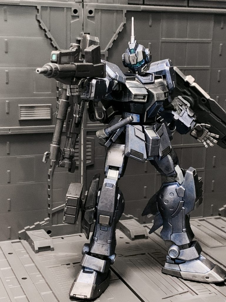 ブルパップマシンガン。好戦的なパイロットという設定なので、その雰囲気が伝わりそうなポーズにしています。トリガーガードがなかったので自作しました。