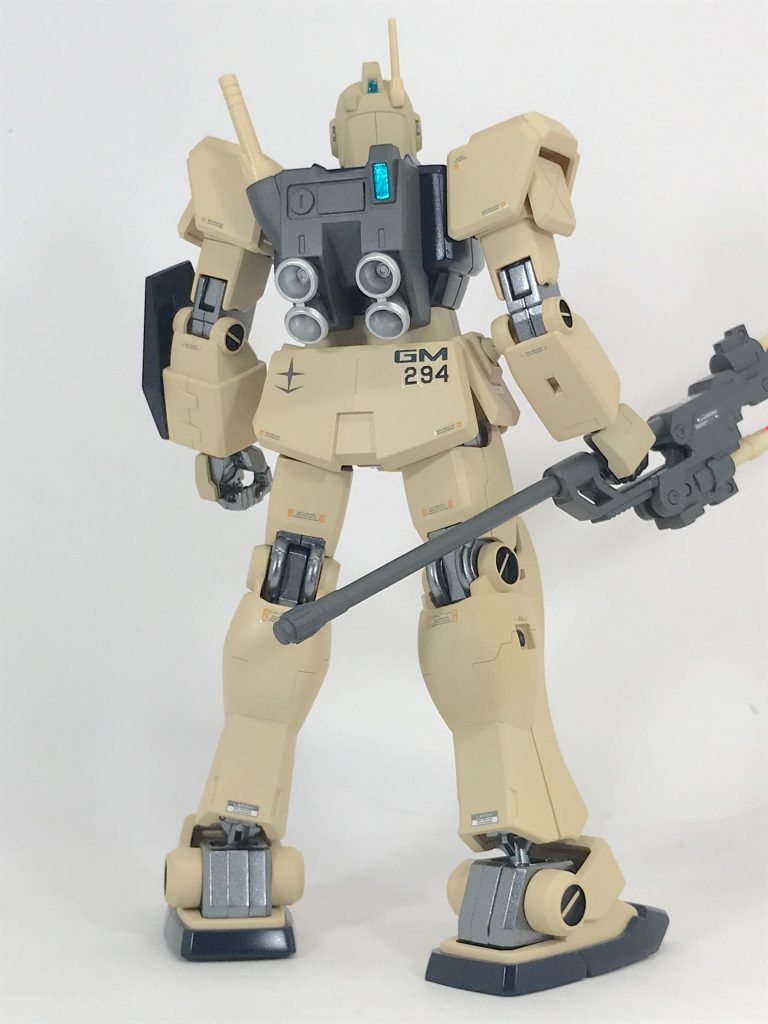 後姿です。左腕、ウェストアーマーの凹み(?)、脚部が特徴的ですね。好きな機体の一つで、カッチョE〜ですので、是非再販して欲しいですね!