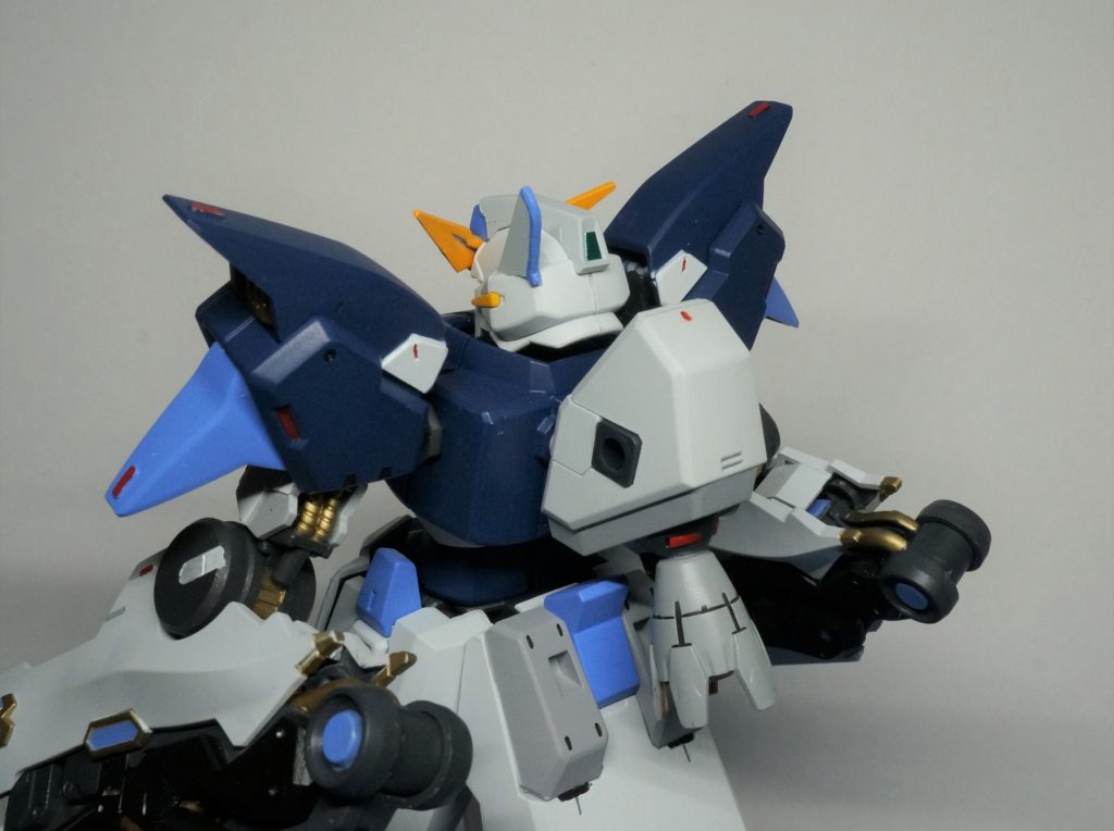 ゼルトザームの非対称感を残したくて頭にブレードアンテナを追加。バックパックの3方向スラスタは噴射方向がバインダーと被るのでフラップ式のスラスタに変更。余ったスラスタは腰部背面に移植。