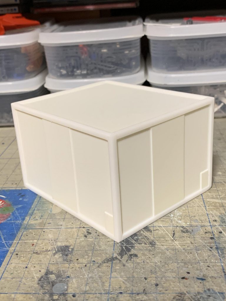 コンテナのフチをL字プラ棒で作り、プラ板で扉っぽいものを貼り付けます。これで工作は終わりです。