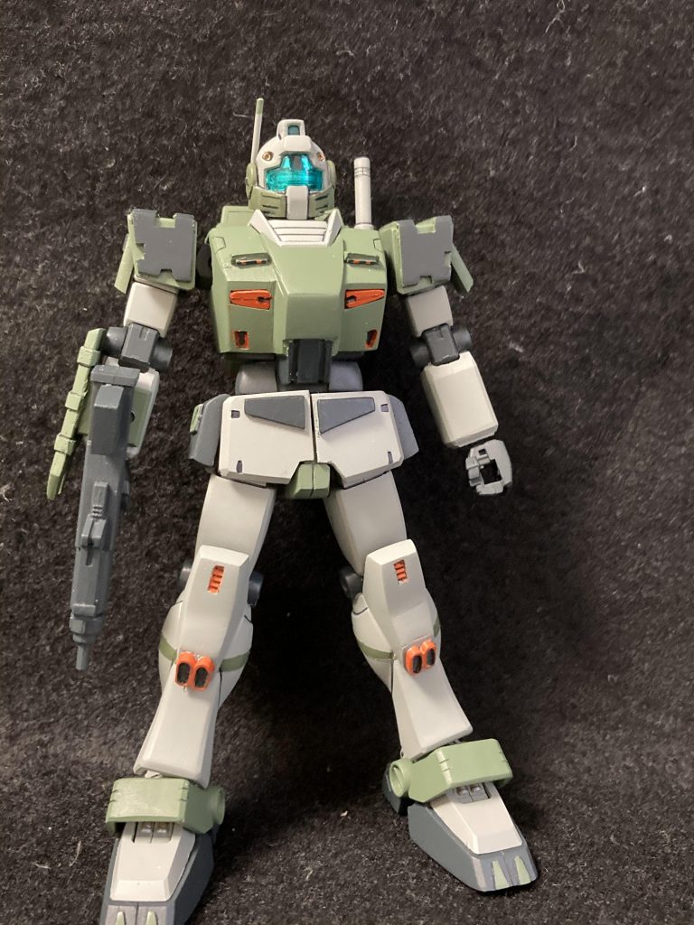 北欧戦線で活躍したとされるジムの重装甲タイプ。既存のジムと比べて上半身の対弾性が向上、ザクマシンガンを受け付けないとかなんとか。