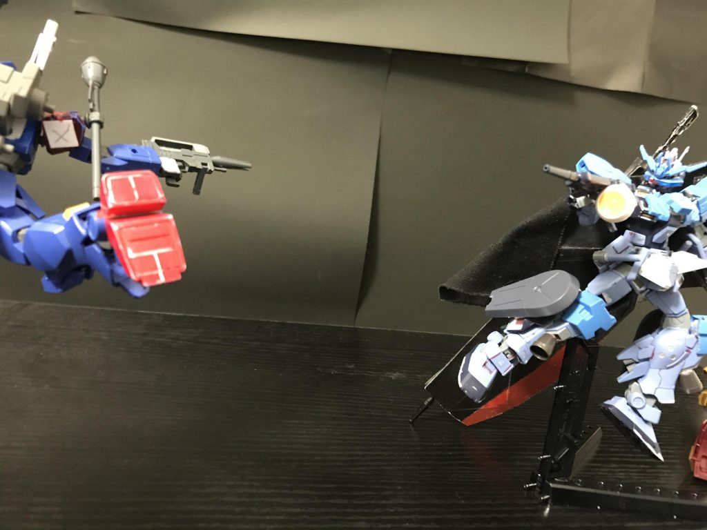 ストカス「撃てないよ！」ペイルライダー「チッ！」