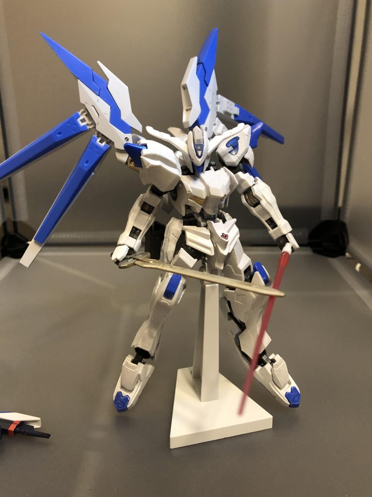 ビームサーベルとバエルソードの二刀流です。本来鉄血の機体にビームサーベルはありませんがそこは御容赦下さい。