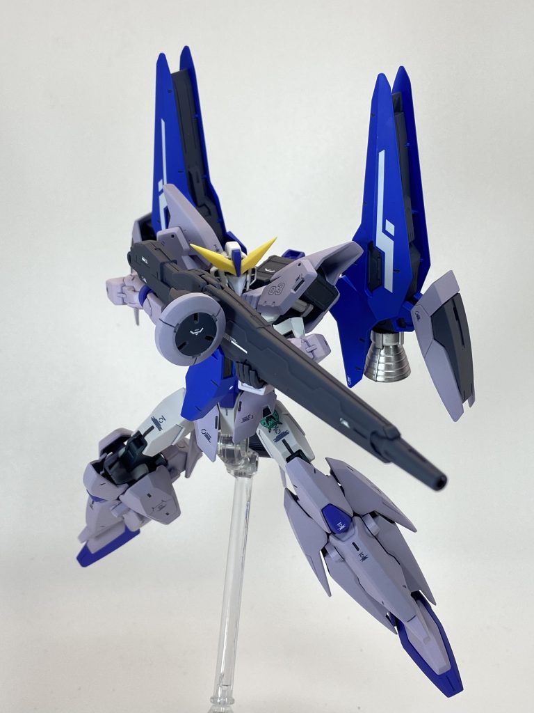 ロングビームライフル原型機と同様の装備。レドーム型センサーによって高い命中精度を誇る。