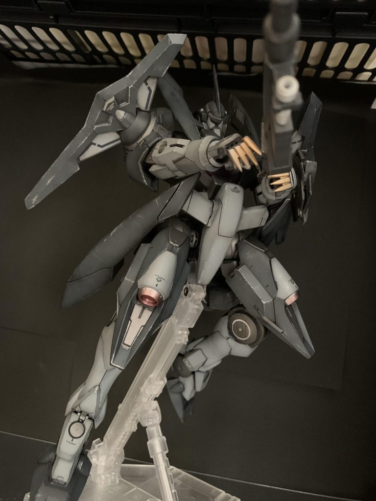 量産機といえば両手構え!