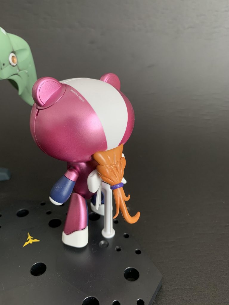 斜め後ろからエポパテで盛った女子力高め編み込み髪とBB戦士のデカールより頭部にマリーダ・クルスのネームを貼りました。