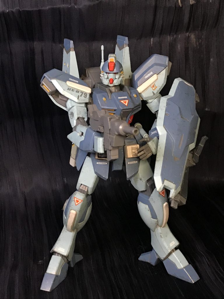 頭部にはなんとなくとっておいた旧HGデスティニーを使用。ここからデスティニー→ブルーディスティニー→陸戦型→Ez8という、毎度の事ですがとっ散らかった連想ゲームでこうなりました。