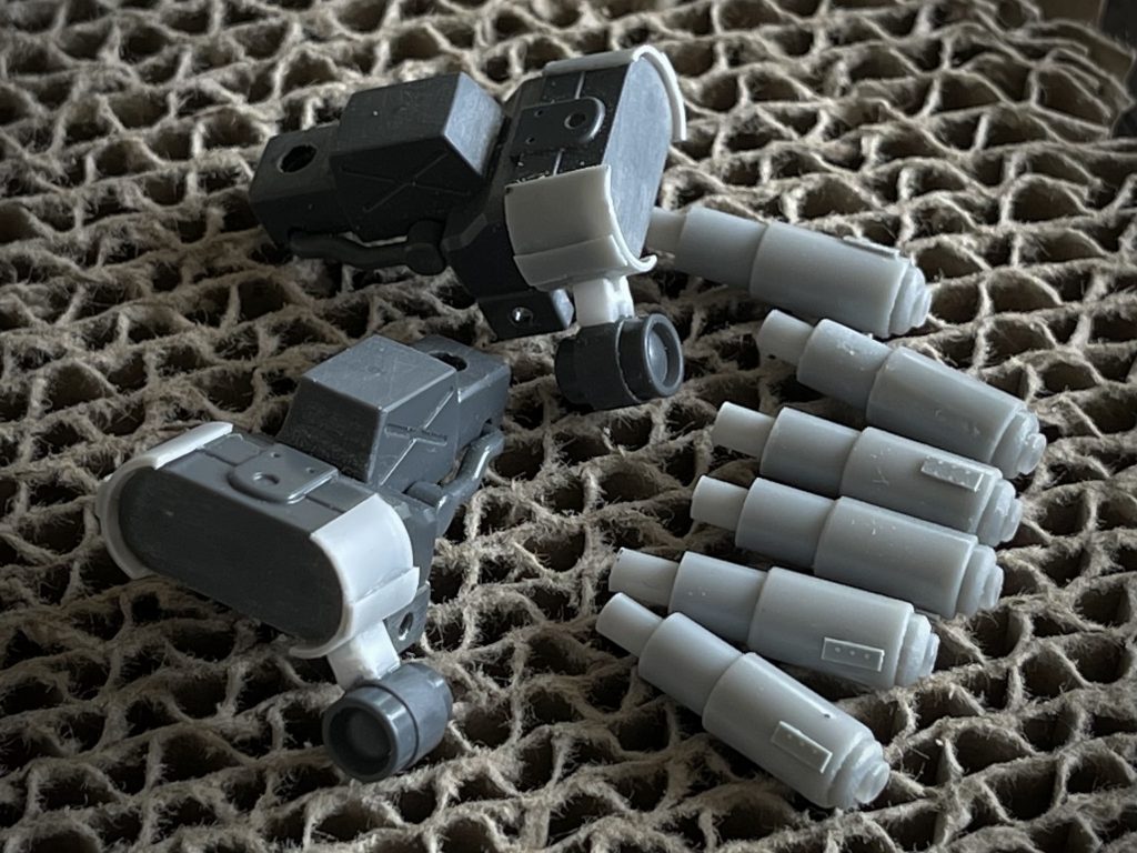 3連装35mmガトリング①キットのモノは砲身が3連装でワンパーツなのでプラパイプ等で一回り太く大きく作り直し。また、そもそも左手用の装備なのでスコープ基部を左右ぶん作り直し。