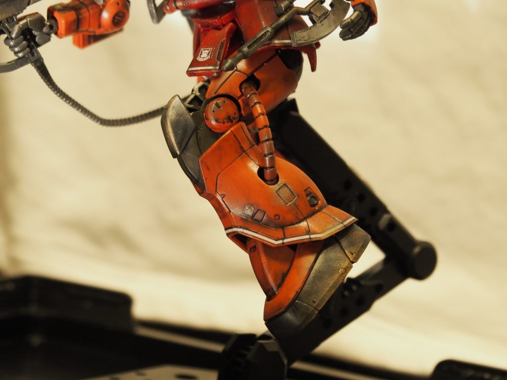 墨入れはガンダム墨入れマーカー、ウェザリングは筆ペンとタミヤウェザリングマスターを使用。