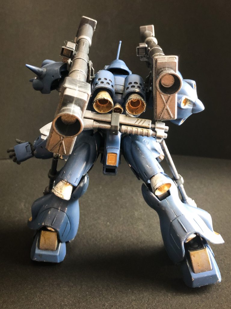 今見ると全体の合わせ目が目立ちますね…この時は接着剤の量が足りなくて消えませんでした。今でも合わせ目消しは苦手です。