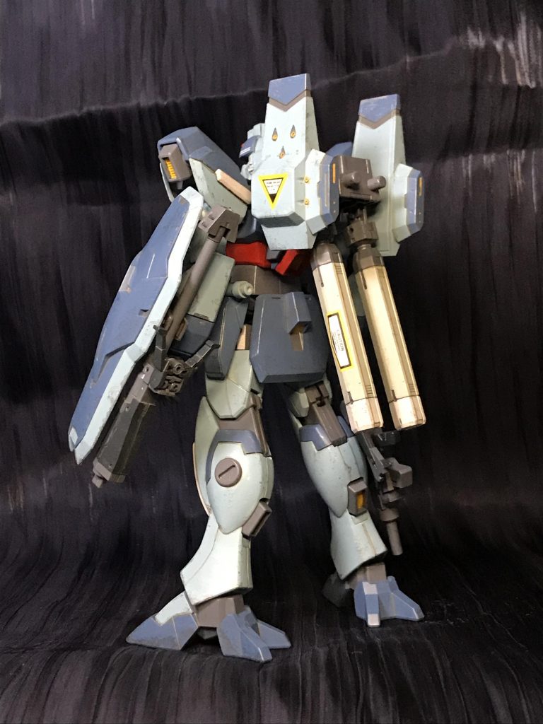 エヴァ観に行った直後のノリで、いつか使うと思っていたエルフブルックの肩パーツを使用。ピンク色に塗る案もありましたが塗るとパイロットがイイ女に確定してしまうので我慢。