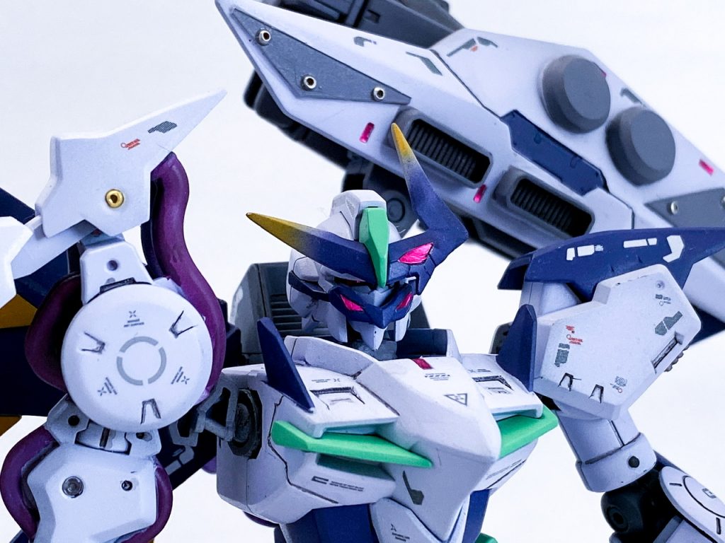 塗装について。悪役メカといえば黒・赤系のダークなイメージが浮かぶのですが、あえて白を中心にした寒色系で攻めたところ中々悪そうに仕上がりました。ツノのグラデーションがオシャレポイント。