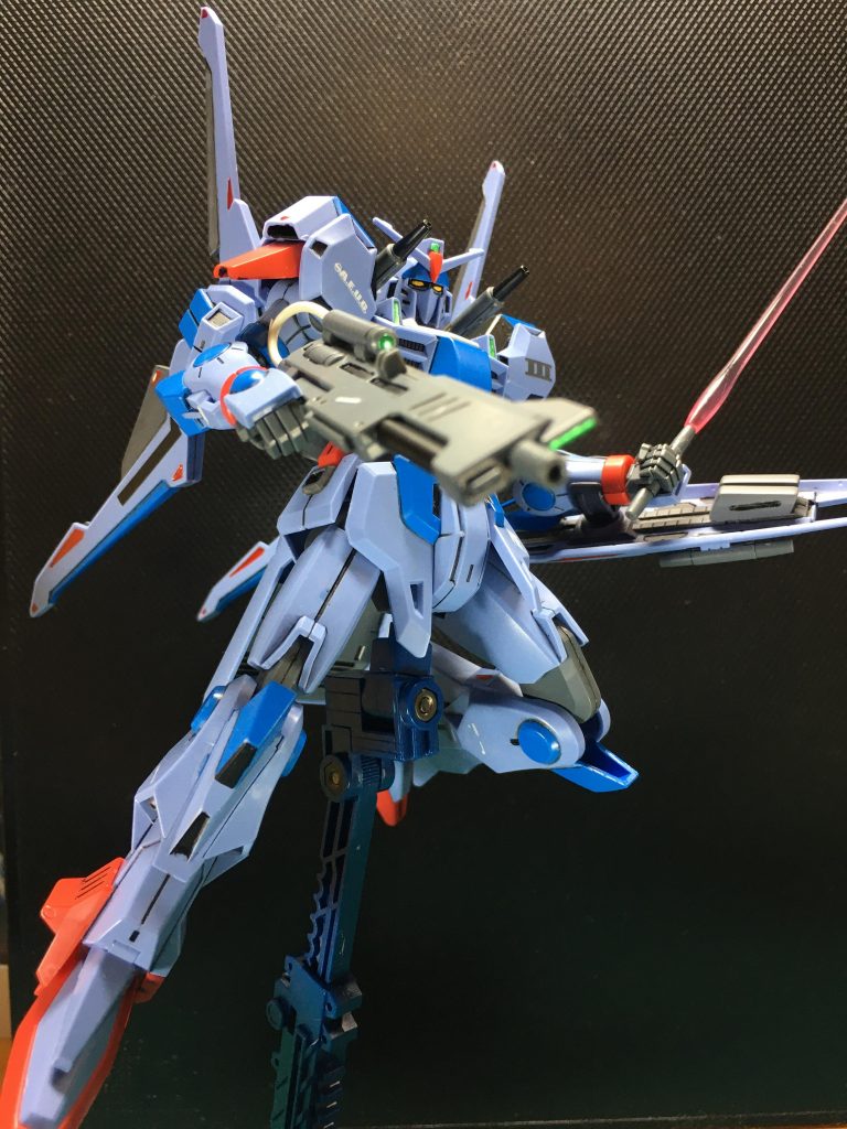 Eパックが薄いのはビーム・ライフル(短)に装着する都合かな…。こちらはそのままで仕上げました。ビーム・サーベルが手首から抜けやすいので注意です。