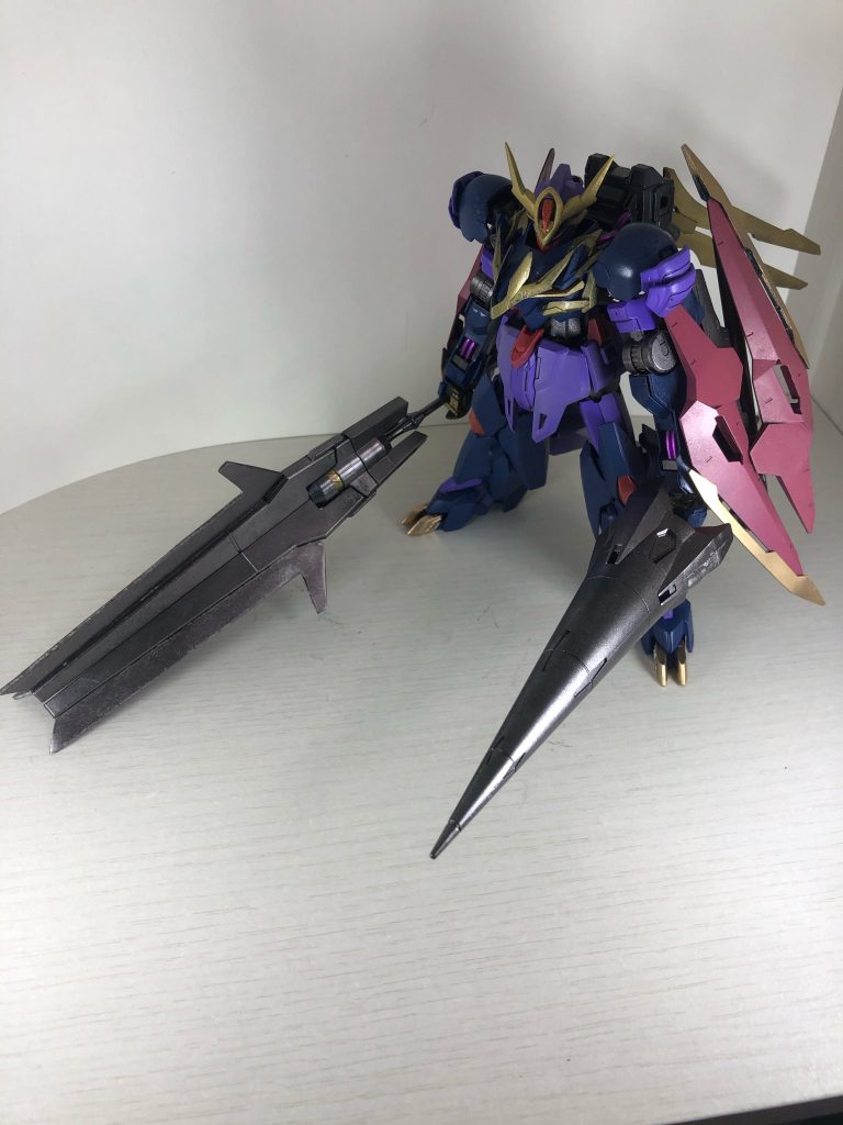 ゼルトザームをベースにした狼の王。レクスよりさらに大型のメイス。両腕に4枚のシールド。脚部スラスターの増設など、攻守共にさらに強化されている。