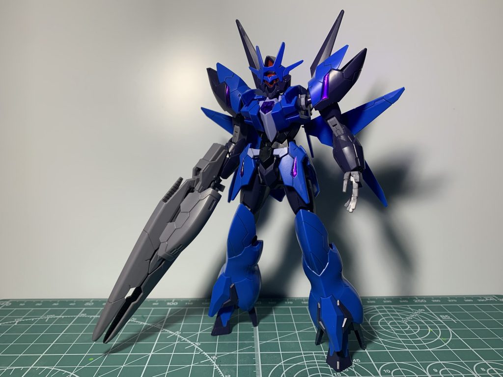 まずはアルスアースリィガンダム。基本パチ組みで不足箇所は部分塗装＆スミ入れのみの仕上げ。決して塗装がめんどくさくて塗装しなかった訳じゃないよ。ホントダヨ