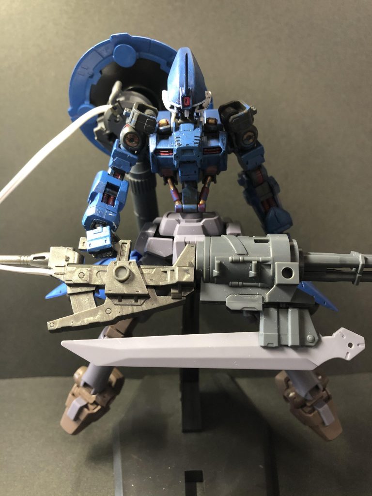 まずフロント。上半身の構成パーツはガンダムウヴァル、アスタロトのアーマーがベースです。頭部の芯はガンダムウヴァルで、頬アーマーはバルバトスのもの。全面を覆っているフードのような形状のアーマーはグレイズアインの頭部パーツで、モノアイ(?)部分はウヴァルのトサカのセンサーです。胴体と腕も基本的にウヴァルとアスタロトのものを使用しています。フレームの塗り分けは我らの最強身近ツール、爪楊枝を使っています。笑肩の装甲は、実は良いものがまだ見つからなかったので、フレームのままにしています。(作者はフレームのままが好きだったり。笑)