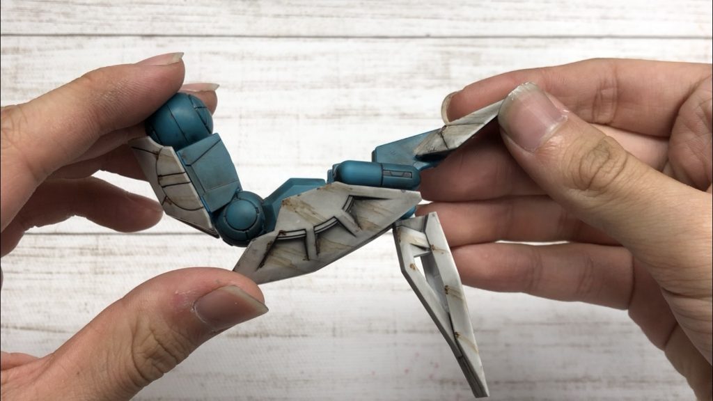 また今回はサビの表現にもチャレンジしました。やり方としてはリアルタッチマーカーを塗った後に、ぼかしペンでぼかしています。雨によって自然に錆びていった感じをイメージしました。