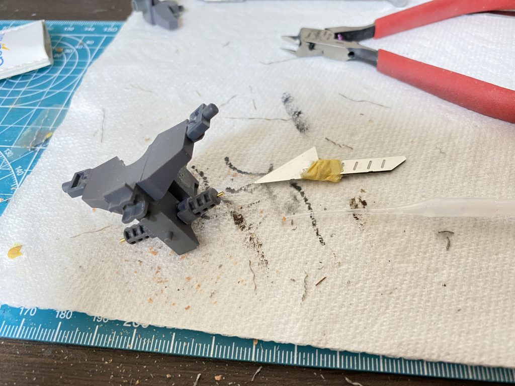 脚の付け根の位置を変更して真鍮線で補強。脚を長くしてます。