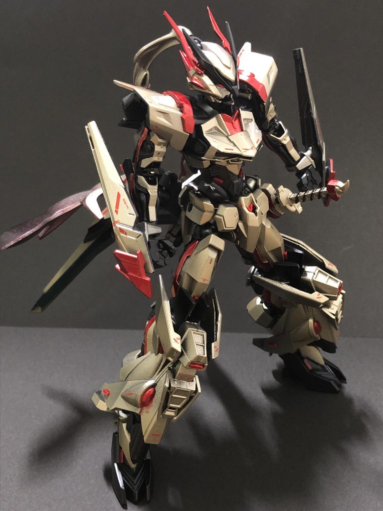 ダブルリベイクな変形部分をバッサリカット（笑）頭や足など、クアドロ、レベルソのパーツを一部入れ替えてボトムヘビーな雰囲気に変えました。足が短かったのがかなり気になってたんですが、結果的に6mmくらい背が高くなり満足.:*･'(*ﾟ▽ﾟ*)'･*