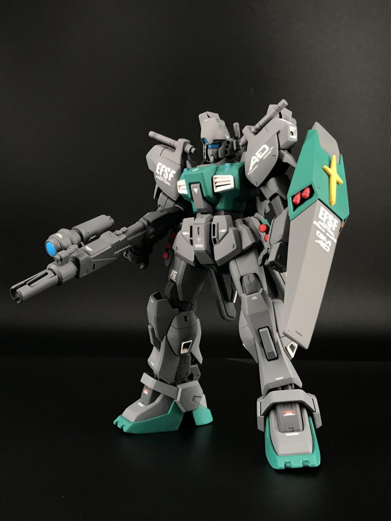 年代としてはZZから逆シャアまでの間くらいに生産された機体という設定なのでわかりやすくジェガンのパーツやSガンダムのライフルのパーツでそれをアピールする感じで改造しました。顔はツインアイをゴーグルアイに変更、元のMk-Ⅱの顔パーツを改造途中でダメにしてしまったのでMGガンダム5号機の顔を整形して取り付けてます。顔の横のパーツはジム・ナイトシーカーのパーツ、額はジェガンのパーツを取りつけました。