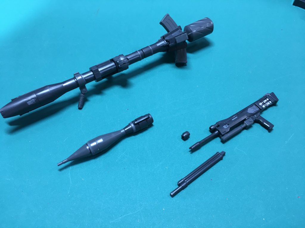 010。現状最後のラインナップで、唯一の「SEED」系武器です。ストライクバズーカはパンツァ―ファウスト風に出来ます。ビーム・ライフルはデュエルやストライクノワールが使用したもので、ロングタイプにも組み替え可能。ロングタイプは当時「MS IN ACTION!!」のデュエルをお持ちの方はご存知なのでは? 009、010はシステムウェポンキットに仲間入りしましたが、今でも探せば旧システムウェポンの製品が店頭に置いてあることも…僕はどちらも池袋のヤマダ電機で入手できました。執筆時点でまだ置いてあったので。 そんなこんなで振り返ってきたシステムウェポン・システムウェポンキット。旧システムウェポン時代のラインナップは010で止まってますが、今後011以降は出てくれるのか…?