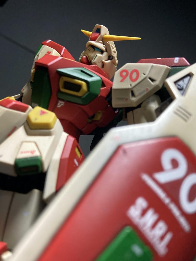 およそ20年ぶりにMGを組んだのですが、そもそものMG F90のキット自体の素晴らしさにただただ感動するばかりでございました。徹底されたパーツ色分け、合わせ目の出なさ、関節のしなやかさ、剛性、姿勢保持の安定感。近年のガンプラ凄い…ひと目でソニックセイバー風を印象づけるのにレーシング系のデカール貼ってみるのも良いかも?🤔と、後になって考えたりしております。