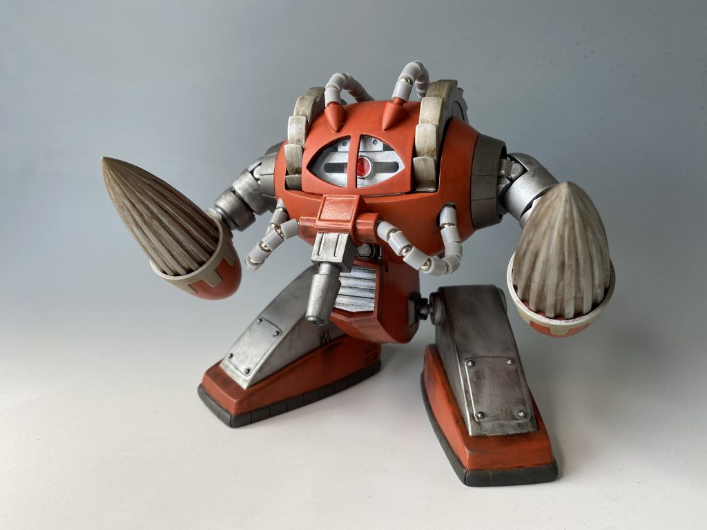 前面。モノアイは開口し、内部にモノアイレールを設置しました。左右に動かせます。