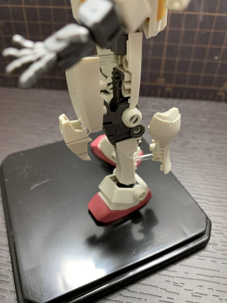 ・タミヤの透明プラパイプ3mmと、透明プラ棒2mmを使って浮かせています。・プラパイプの内径が約2mmのため、プラ棒の軸受けとしても使えます。