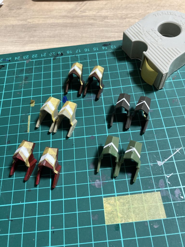 ウォーレン家の家紋を消しゴムハンコでグレイズに複写…って言う作戦は失敗に終わったので、せめて太もものラインを入れてそれっぽく。