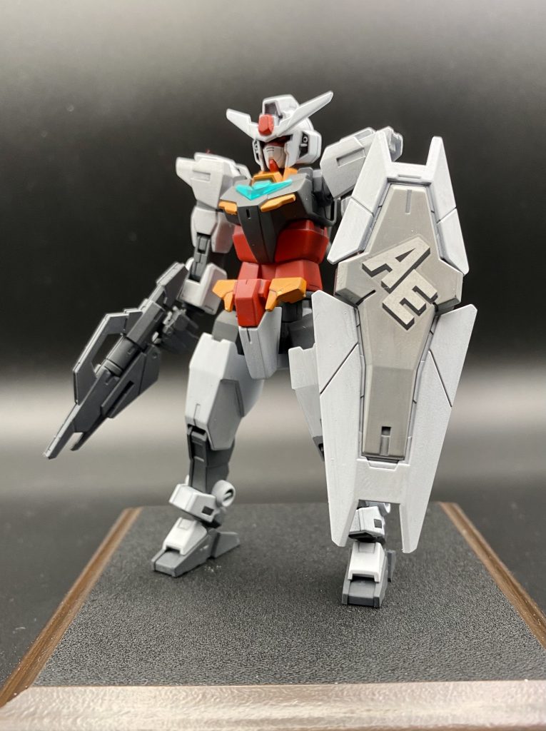 素体のコアガンダム君です。コアガンダムⅠとコアガンダムⅱを組み合わせした1.5的なテイストにしております。本来コアⅡを使う予定だったのですが、作ったアーマーパーツが干渉してしまったという見切り発車のせいでこうなりました。個人的にはコアガンダムはこっちのフェイスの方が好きなので結果的には良かったのかなぁと🤔