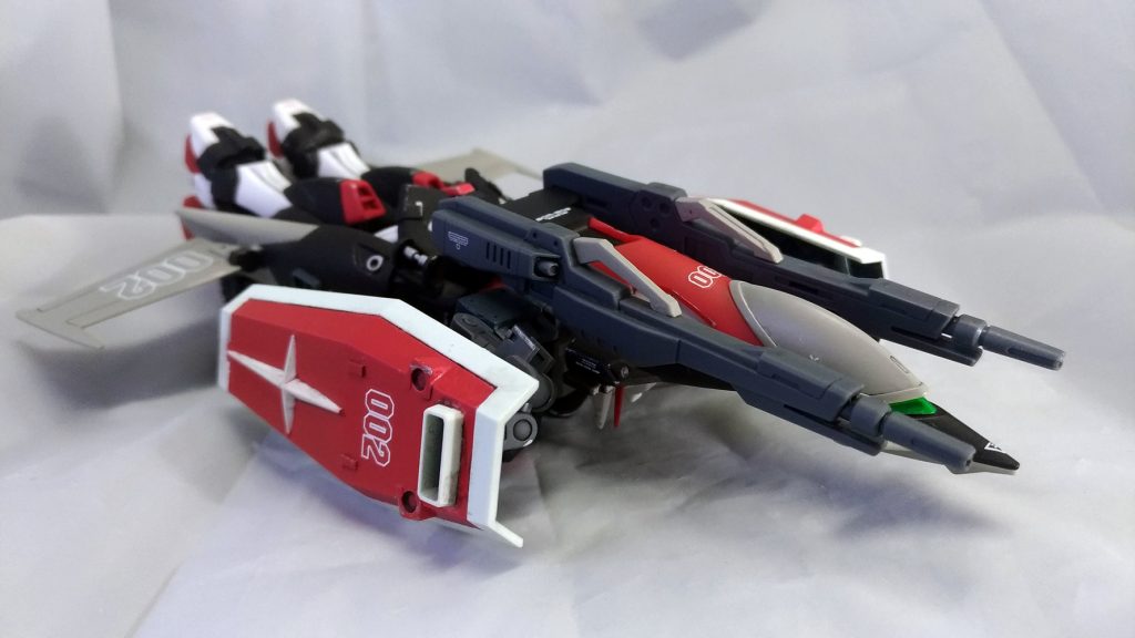 そして、飛行形態(Gウイング形態)です。シールドのビームライフルは、Gアーマーっぽいレイアウトになるように盾を延長してアタッチ先を新造しました。
