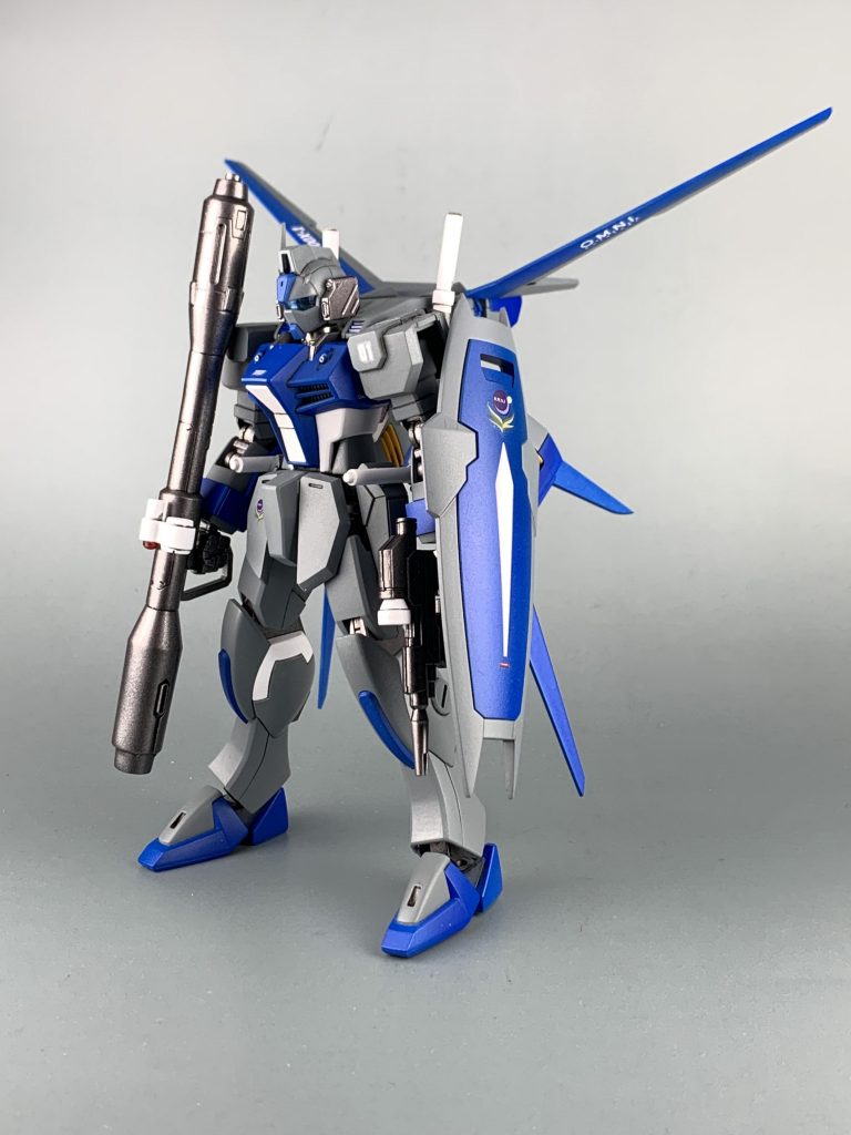 エールストライカーはエールストライクガンダムからそのまま流用、バズーカはカラミティガンダムのトーデスブロックを使っています。そのままだと持てないので持ち手を厚くし、バズーカ本体を延長しています。