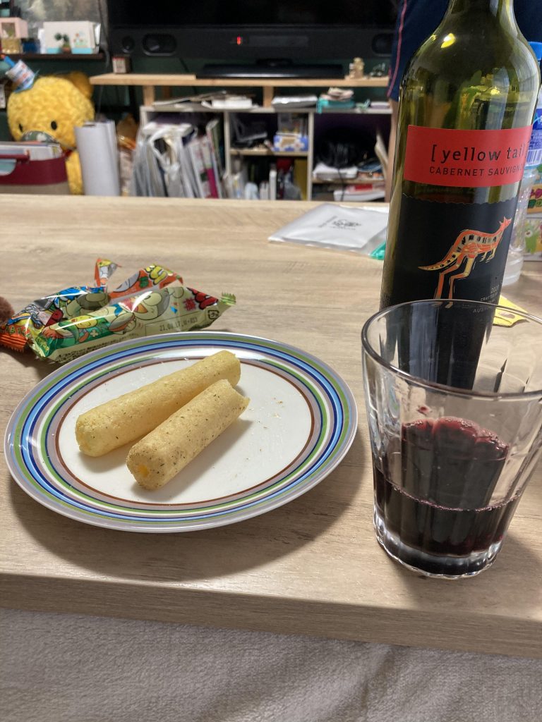 デリシャススティックをつまみにワイン飲みながら作ってました。皆様良いガンプラライフを！😊