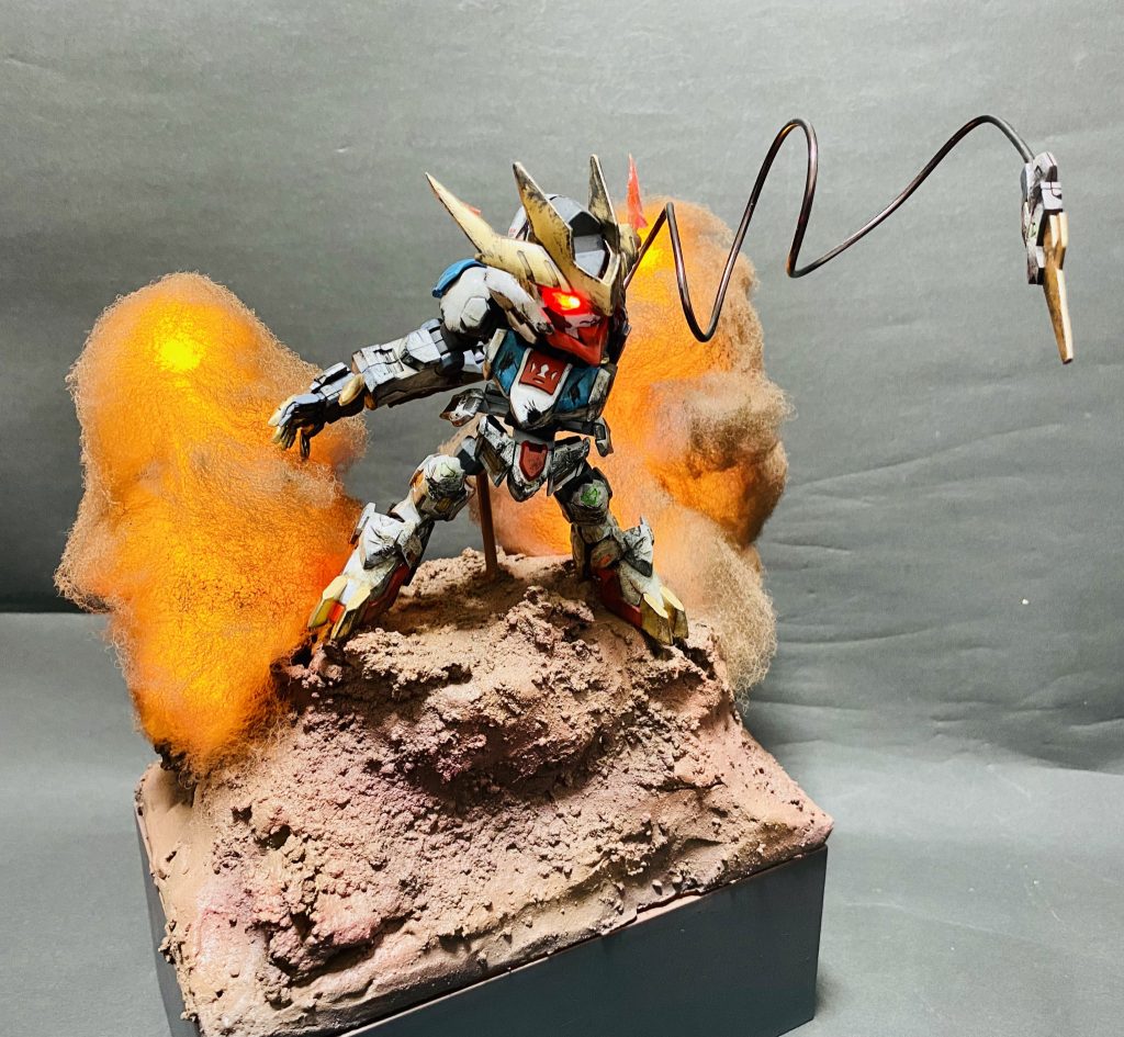 SDクロスシルエット◇鉄血のオルフェンズ◇ASW-G-08 ガンダムバルバトスルプスレクス 劇中戦闘仕様◇改修ウェザリング塗装済み完成品オリジナルLED電飾ベースセット–4枚目/制作者：H4co Y