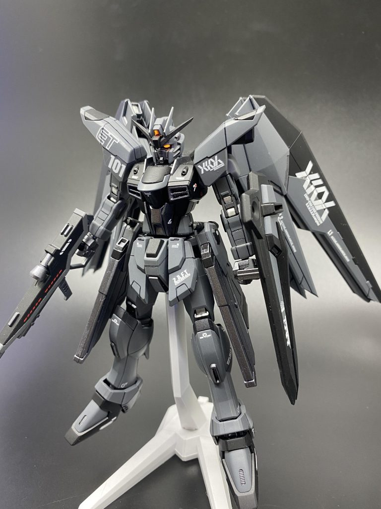 ちょこちょこ筋彫りでディテールアップしてます。作ってるうちにどんどん悪役っぽく寄せていきました（笑）