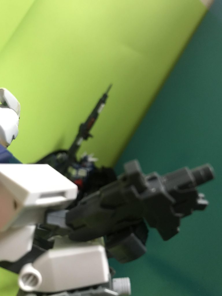 Hiβ「お前は逃げろ！お前はまだ！」ワイケー「俺は戦う！」Hiβ「だめだ！お前まで！」？？？「よくやったワイケー、動くな！β」