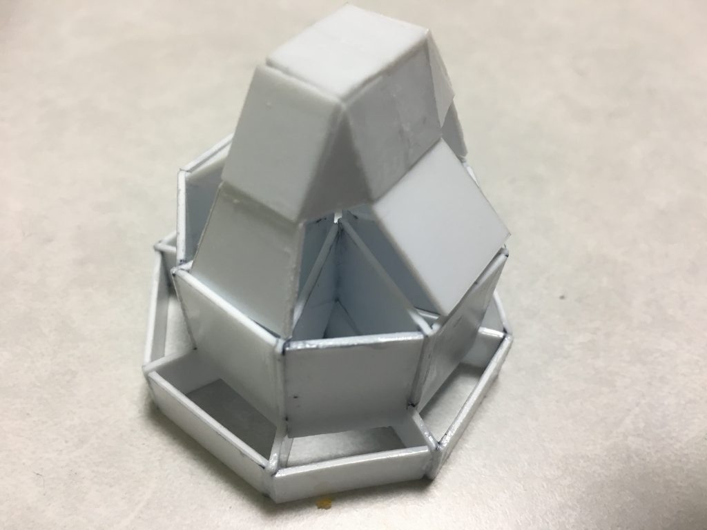 2年前にガンプラ改造を始めた頃に作ったバックパックの雛型。放置して2年後の現在、再度ここから手をつけ、やっと思い描く形になりました!サンボルゲルググと言ったらやっぱりバックパックですよね!