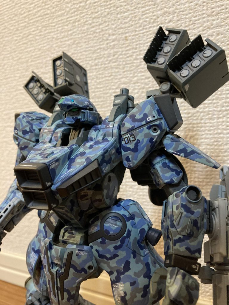 ミサイルは地味な色に。赤だと目立って避けられるかなと思って。なんとなく、肩ではなくバックパックに装着。